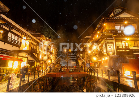 雪降る夜の銀山温泉　（山形県） 122809926
