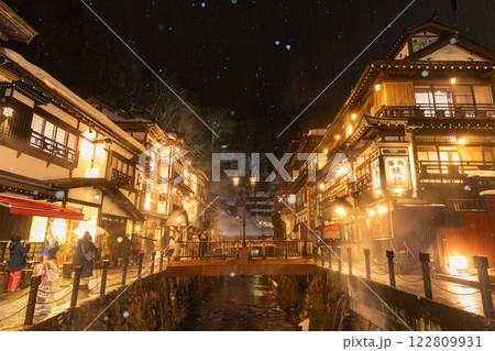 雪降る夜の銀山温泉 (山形県) 雪降る夜の銀山温泉 (山形県) 122809931
