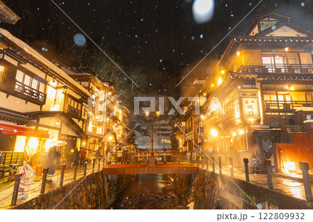 雪降る夜の銀山温泉　（山形県） 122809932