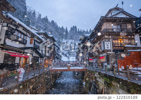 雪降る朝の銀山温泉　（山形県） 122810189