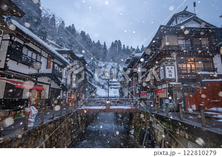 雪降る朝の銀山温泉 (山形県) 雪降る朝の銀山温泉 (山形県) 122810279