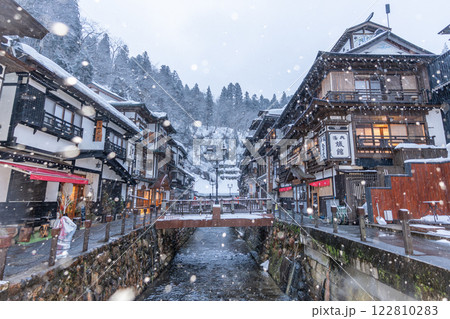 雪降る朝の銀山温泉 (山形県) 雪降る朝の銀山温泉 (山形県) 122810283