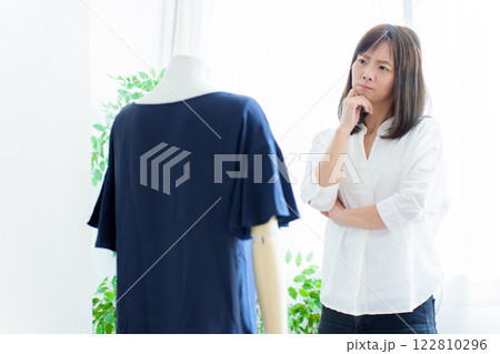 考え事をする女性 アパレル ファッションデザイナー 考え事をする女性 アパレル ファッションデザイナー 122810296