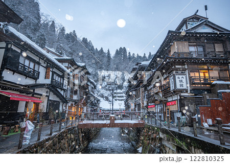 雪降る朝の銀山温泉　（山形県） 122810325