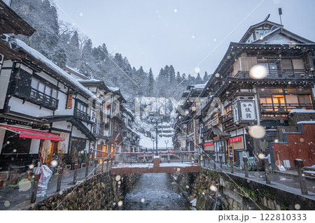 雪降る朝の銀山温泉　（山形県） 122810333