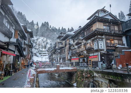 雪降る朝の銀山温泉 (山形県) 雪降る朝の銀山温泉 (山形県) 122810336