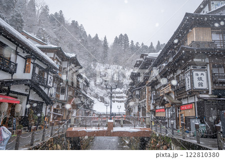 雪降る朝の銀山温泉 (山形県) 雪降る朝の銀山温泉 (山形県) 122810380