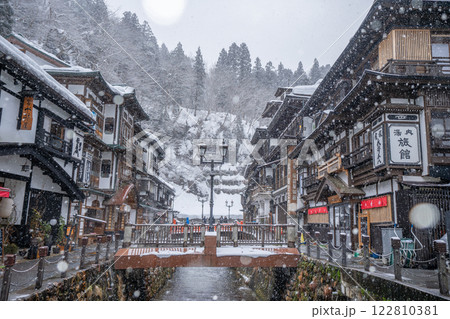 雪降る朝の銀山温泉 (山形県) 雪降る朝の銀山温泉 (山形県) 122810381