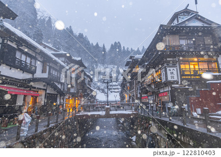 雪降る朝の銀山温泉 (山形県) 雪降る朝の銀山温泉 (山形県) 122810403
