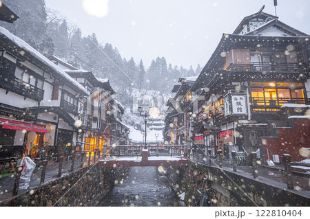 雪降る朝の銀山温泉　（山形県） 122810404
