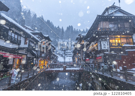 雪降る朝の銀山温泉 (山形県) 雪降る朝の銀山温泉 (山形県) 122810405