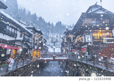 雪降る朝の銀山温泉 (山形県) 雪降る朝の銀山温泉 (山形県) 122810406