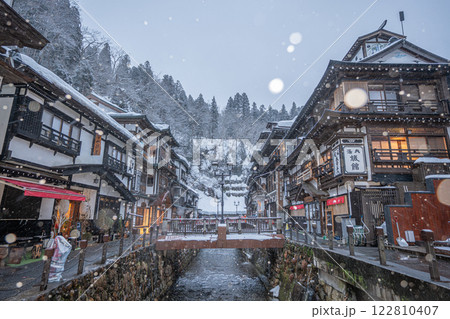 雪降る朝の銀山温泉 (山形県) 雪降る朝の銀山温泉 (山形県) 122810407