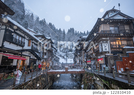 雪降る朝の銀山温泉　（山形県） 122810410