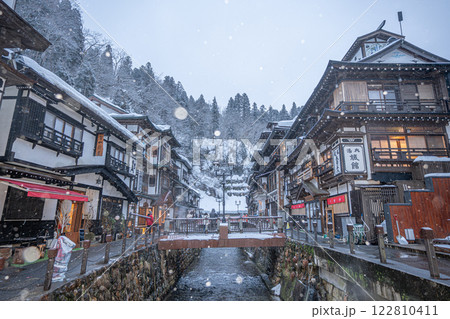 雪降る朝の銀山温泉　（山形県） 122810411