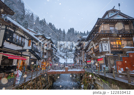 雪降る朝の銀山温泉 (山形県) 雪降る朝の銀山温泉 (山形県) 122810412