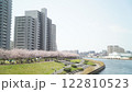 桜咲く隅田川テラスから見た風景 122810523