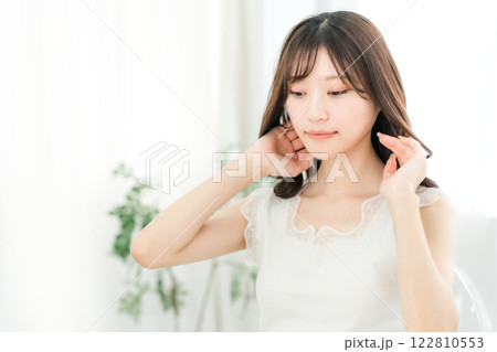 美容・ヘアケア・サロンモデルイメージの若いアジア人女性 122810553