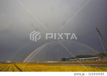 虹がかかるJR越前たけふ駅 122810585