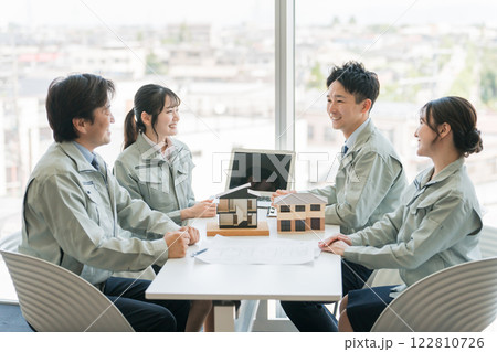 建設・建築・打ち合わせをする作業着を着たエンジニア・作業員・設計士・建築士 建設・建築・打ち合わせをする作業着を着たエンジニア・作業員・設計士・建築士 122810726