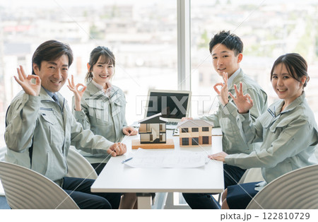 建設・建築・打ち合わせをする作業着を着たエンジニア・作業員・設計士・建築士 建設・建築・打ち合わせをする作業着を着たエンジニア・作業員・設計士・建築士 122810729