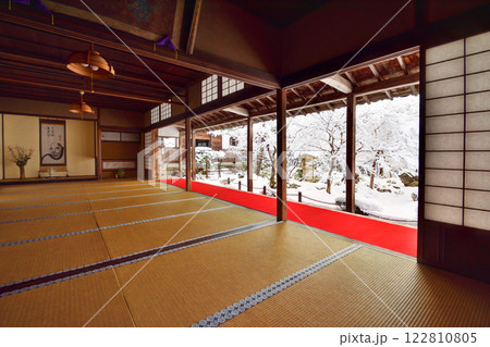 雪の日の圓光寺にて 122810805