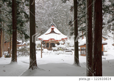 冬の仏崎観音寺　長野県大町市 122810814