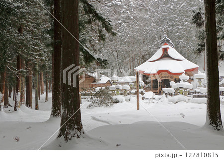 冬の仏崎観音寺 長野県大町市 冬の仏崎観音寺 長野県大町市 122810815