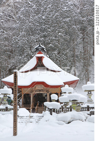 冬の仏崎観音寺　長野県大町市 122810817