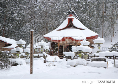 冬の仏崎観音寺　長野県大町市 122810818