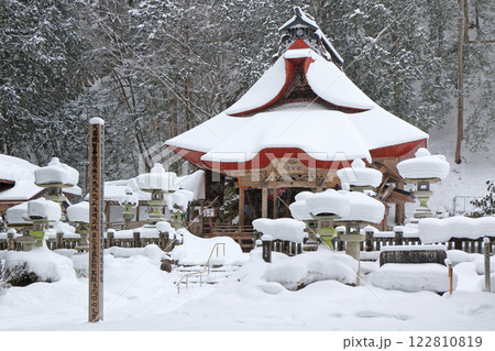 冬の仏崎観音寺　長野県大町市 122810819