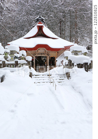 冬の仏崎観音寺　長野県大町市 122810825