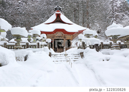 冬の仏崎観音寺　長野県大町市 122810826