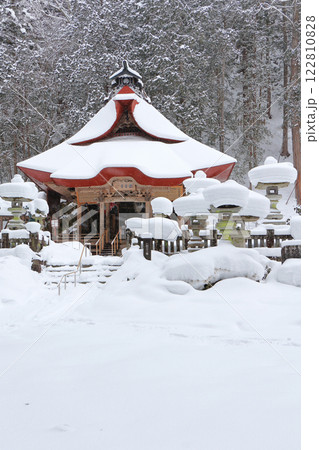 冬の仏崎観音寺　長野県大町市 122810828