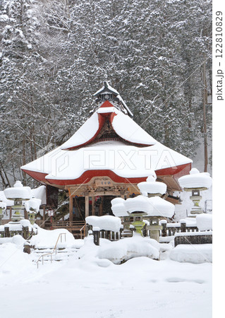 冬の仏崎観音寺　長野県大町市 122810829