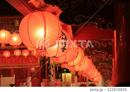 ながさきランタン祭りに提灯が並ぶ夜の街 122810830