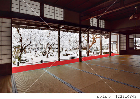 雪の日の圓光寺にて 122810845