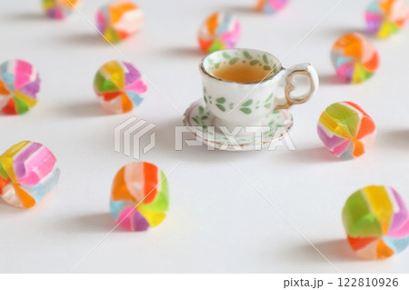 ミニチュアのティーカップの紅茶 ミニチュアのティーカップの紅茶 122810926