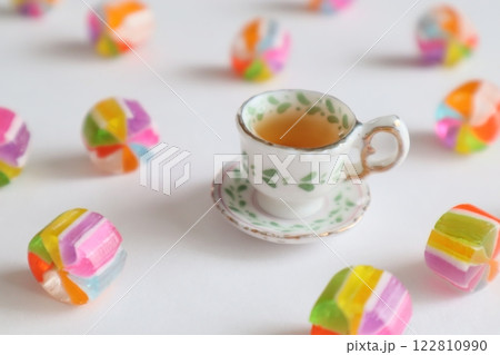 ミニチュアのティーカップの紅茶 ミニチュアのティーカップの紅茶 122810990