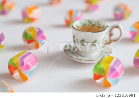 ミニチュアのティーカップの紅茶 ミニチュアのティーカップの紅茶 122810991