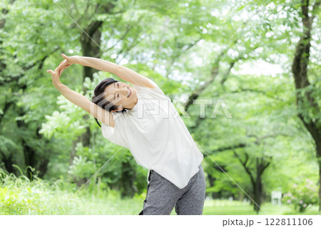 公園でストレッチをしているミドル女性 122811106