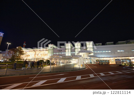 陽の落ちた県玄関口の福井駅 122811114