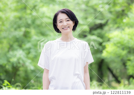公園で散歩するミドル女性 公園で散歩するミドル女性 122811139