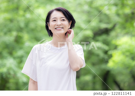 公園で散歩するミドル女性 122811141