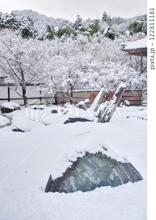 雪の日の圓光寺にて 122811181