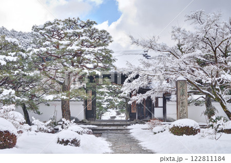 雪の日の圓光寺にて 雪の日の圓光寺にて 122811184