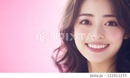 美しく若い女性のポートレート 122811255