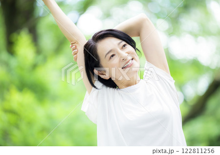 公園でストレッチをしているミドル女性 122811256