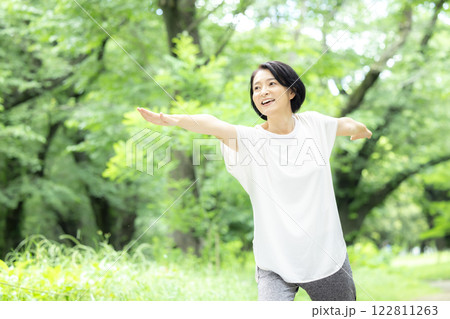 公園でストレッチをしているミドル女性 122811263