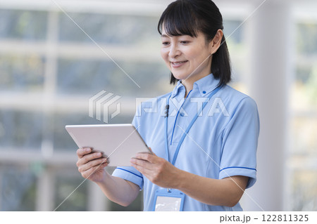 タブレットを持った施設スタッフ　イメージ　 122811325